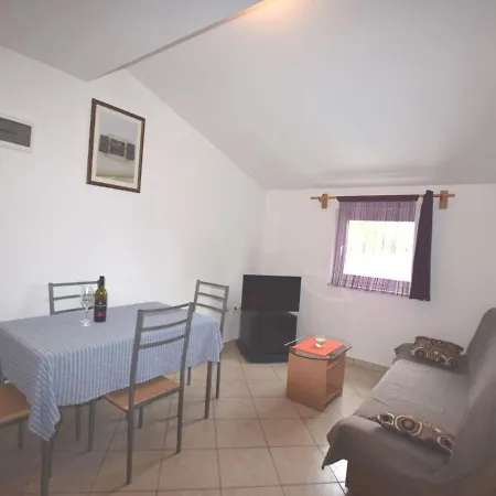 Apartment Apartment In Holiday Home With Pool Banjole
