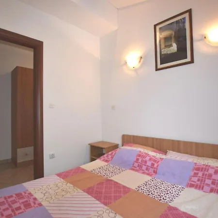 Apartment In Holiday Home With Pool * Banjole