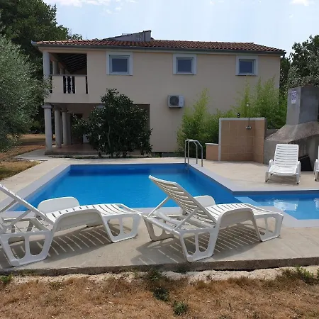 Apartment In Holiday Home With Pool * Banjole
