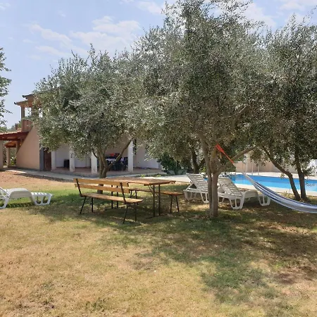 Apartment In Holiday Home With Pool Banjole