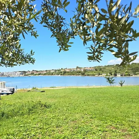 Apartment In Holiday Home With Pool Banjole